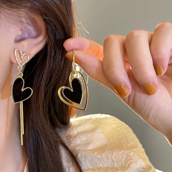 ASYMMETRICAL BLACK & GOLD HEART EARRINGS - Picture 2 of 5